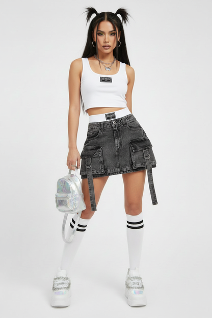 Mujer con conjunto cargo Y2K